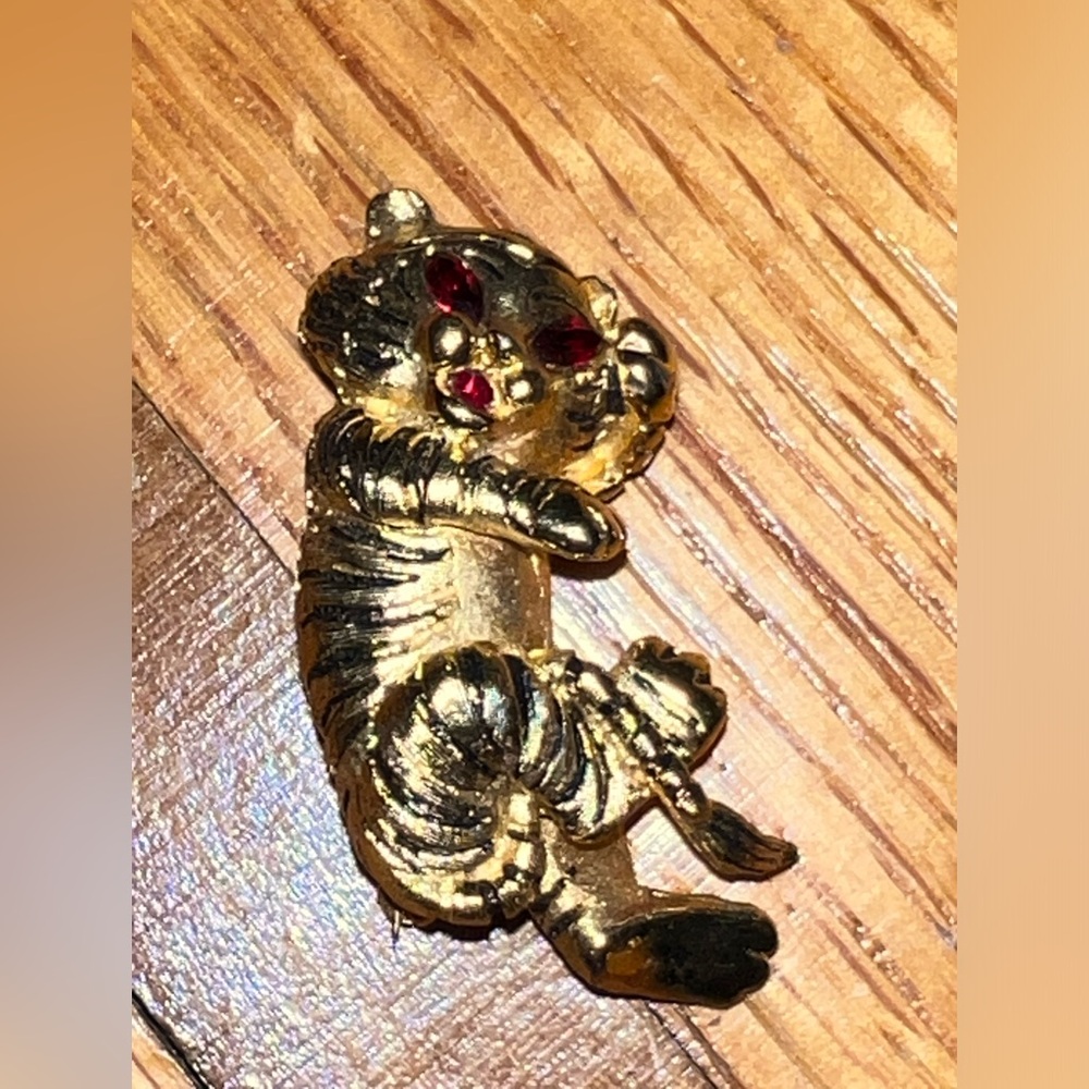Gold Tone Tiger Cat Brooch with Red Gem Eyes